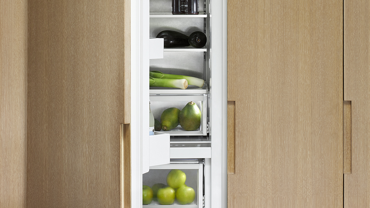 gros plan d’une porte de réfrigérateur intégrée légèrement ouverte