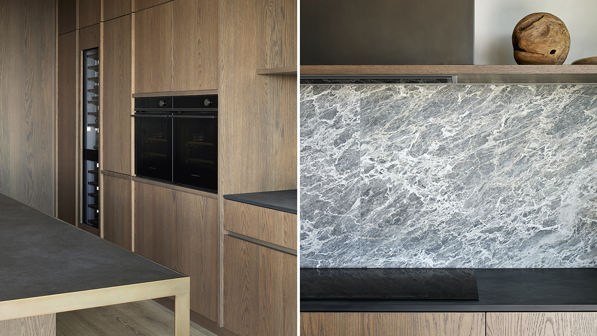 Des armoires de cuisine en bois clair et un dosseret texturé blanc derrière une plaque de cuisson d'un style minimaliste.