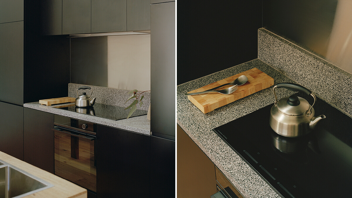 Vue de la cuisine montrant le four d'aspect minimaliste et vue de dessus de la plaque de cuisson à induction de style minimaliste
