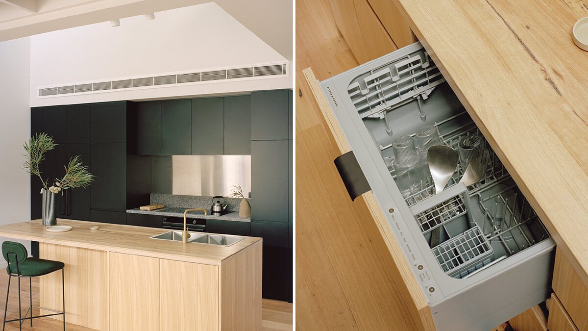 Îlot de cuisine montrant la plaque de cuisson à induction de style minimaliste et une vue de haut en bas d'un lave-vaisselle à deux tiroirs intégrés DishDrawer<sup class="trademark">mc</sup>, qui est ouvert