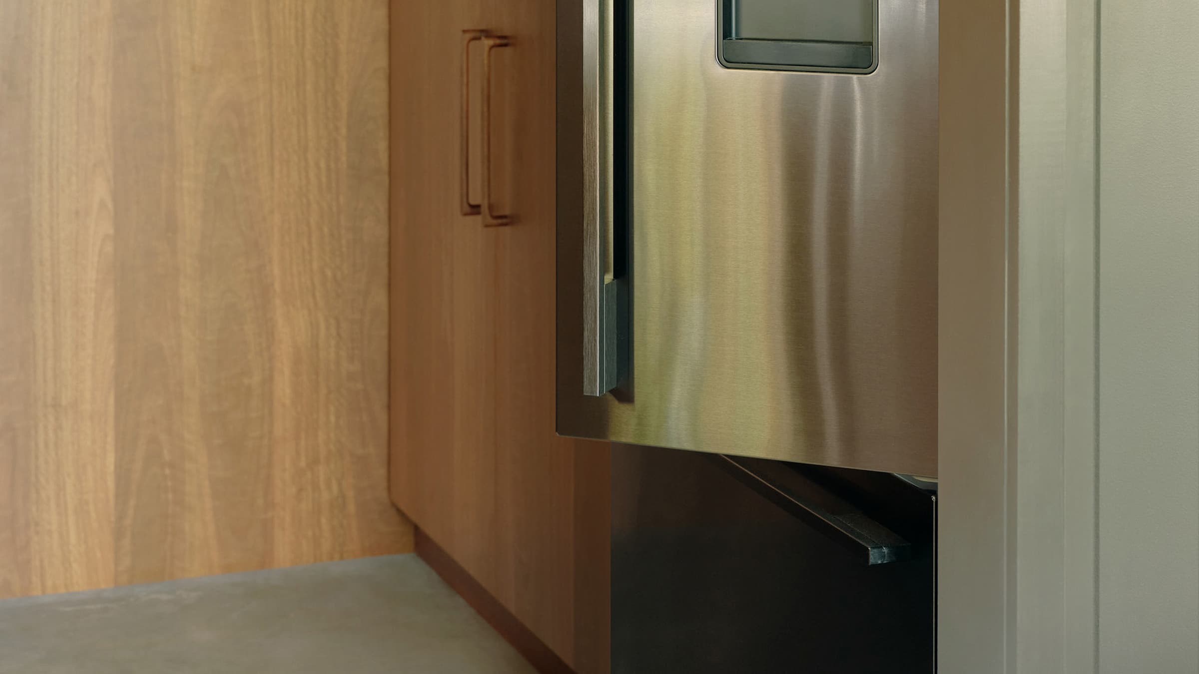 Photo du réfrigérateur contemporain avec une porte française ouverte