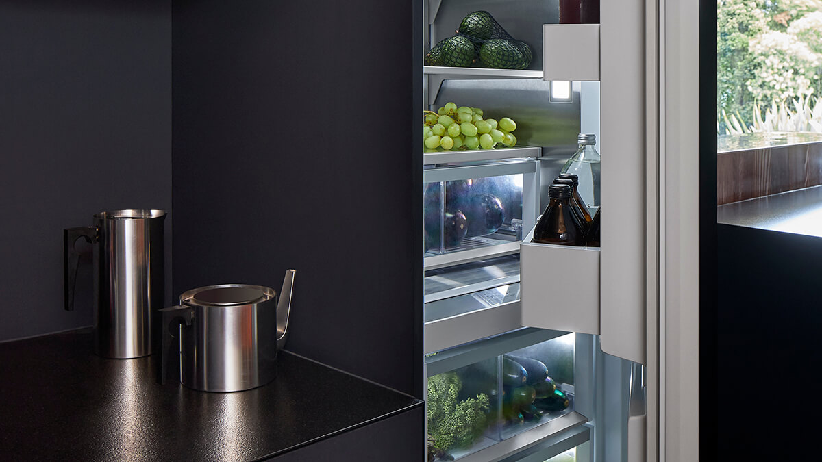 Réfrigérateur intégré, à colonne, avec porte ouverte dans la cuisine