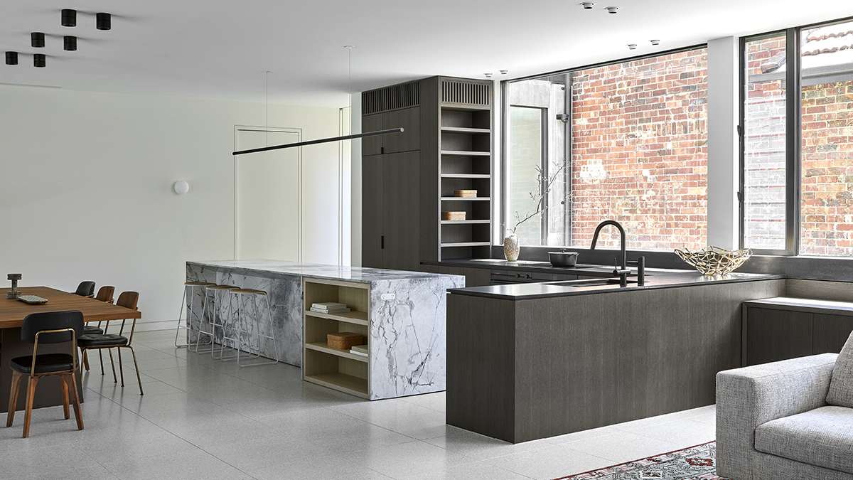 cuisine design avec des surfaces en marbre donnant sur un mélange d’appareils ménagers intégrés et Minimal.