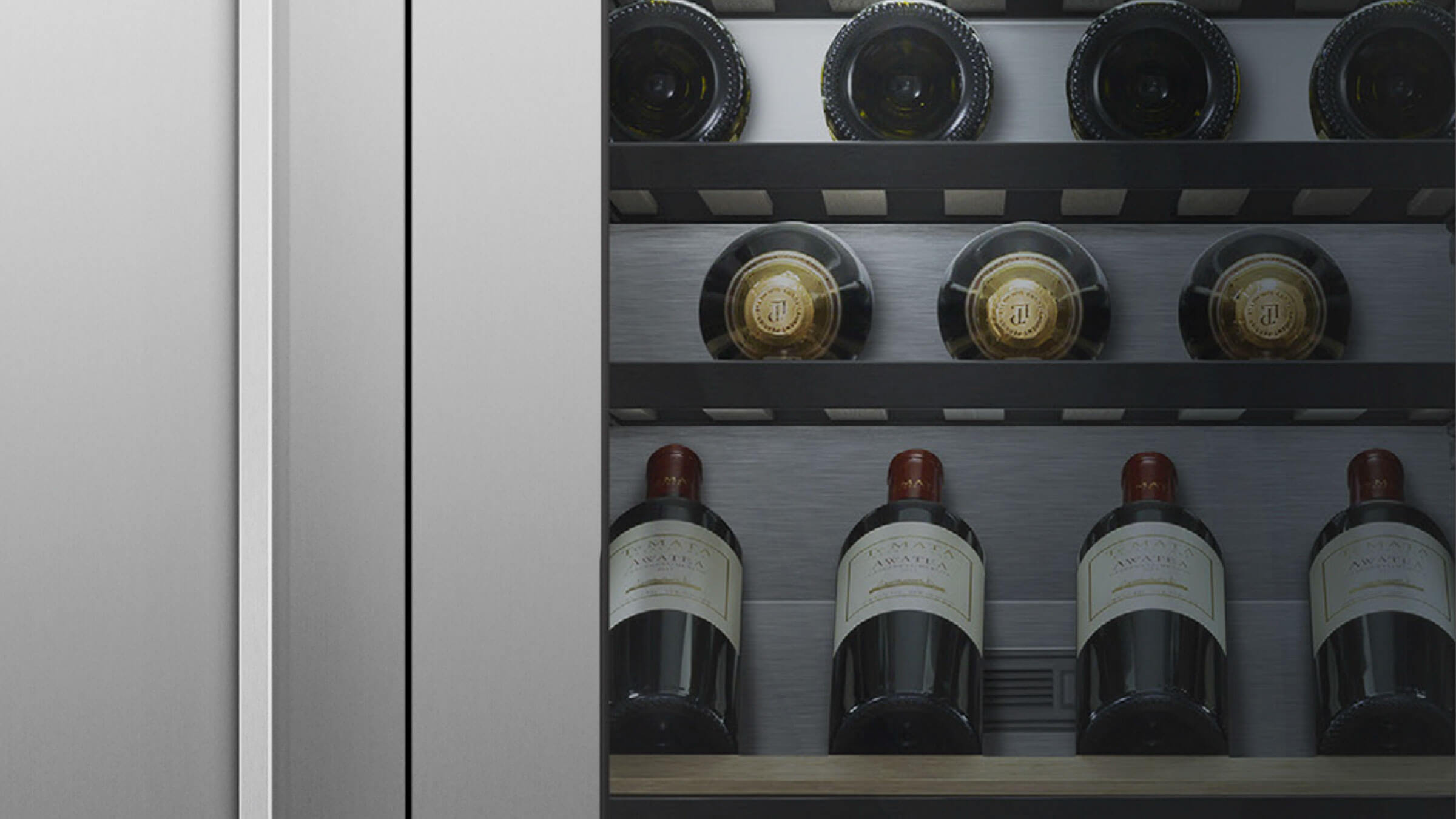 Gros plan de bouteilles de vin sur les étagères de la colonne cave à vin