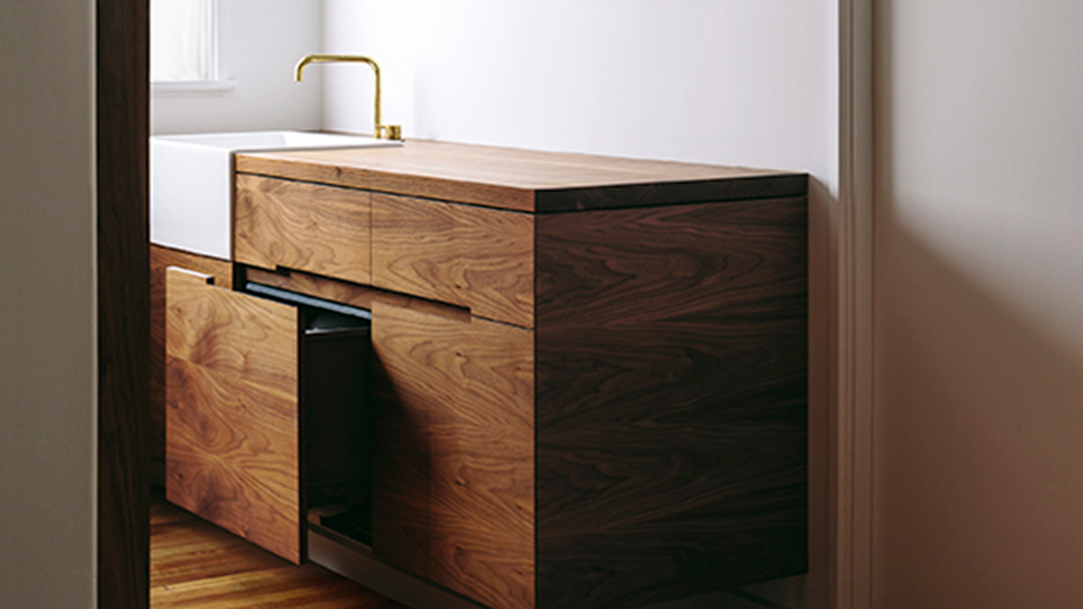 Ce lave-vaisselle DishDrawer<sup class="trademark">mc</sup> avec un panneau en bois s’intègre parfaitement à la cuisine d’appartement de style artisanal conçue par les architectes de Cheshire. Photographe : Simon Wilson