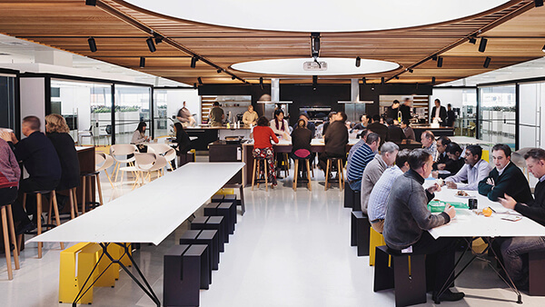 Des employés de Fisher & Paykel réunis dans l’Auckland Design Centre Social Kitchen<sup class="trademark">mc</sup>.