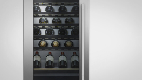 Colonnes de conservation du vin de style professionnel dans des armoires blanches.