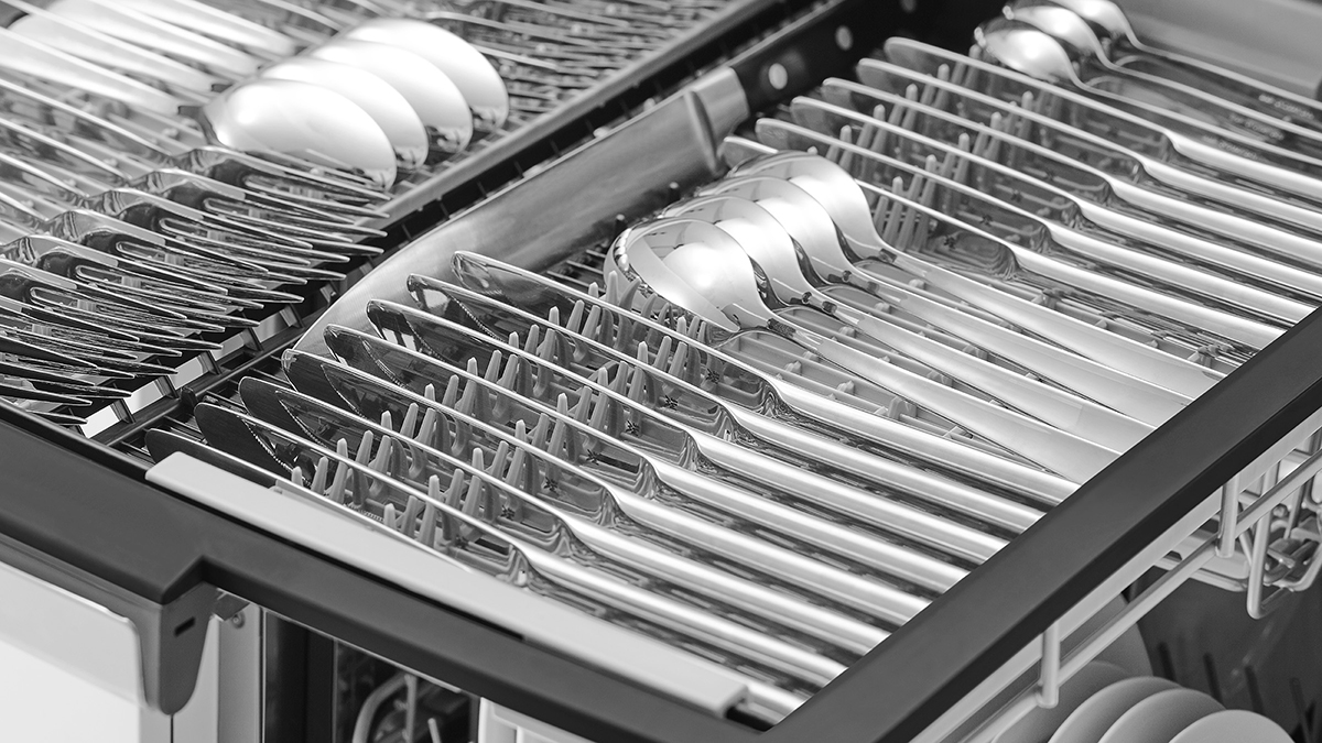 Heat is adjusted to support hygiene, grease removal and drying performance.