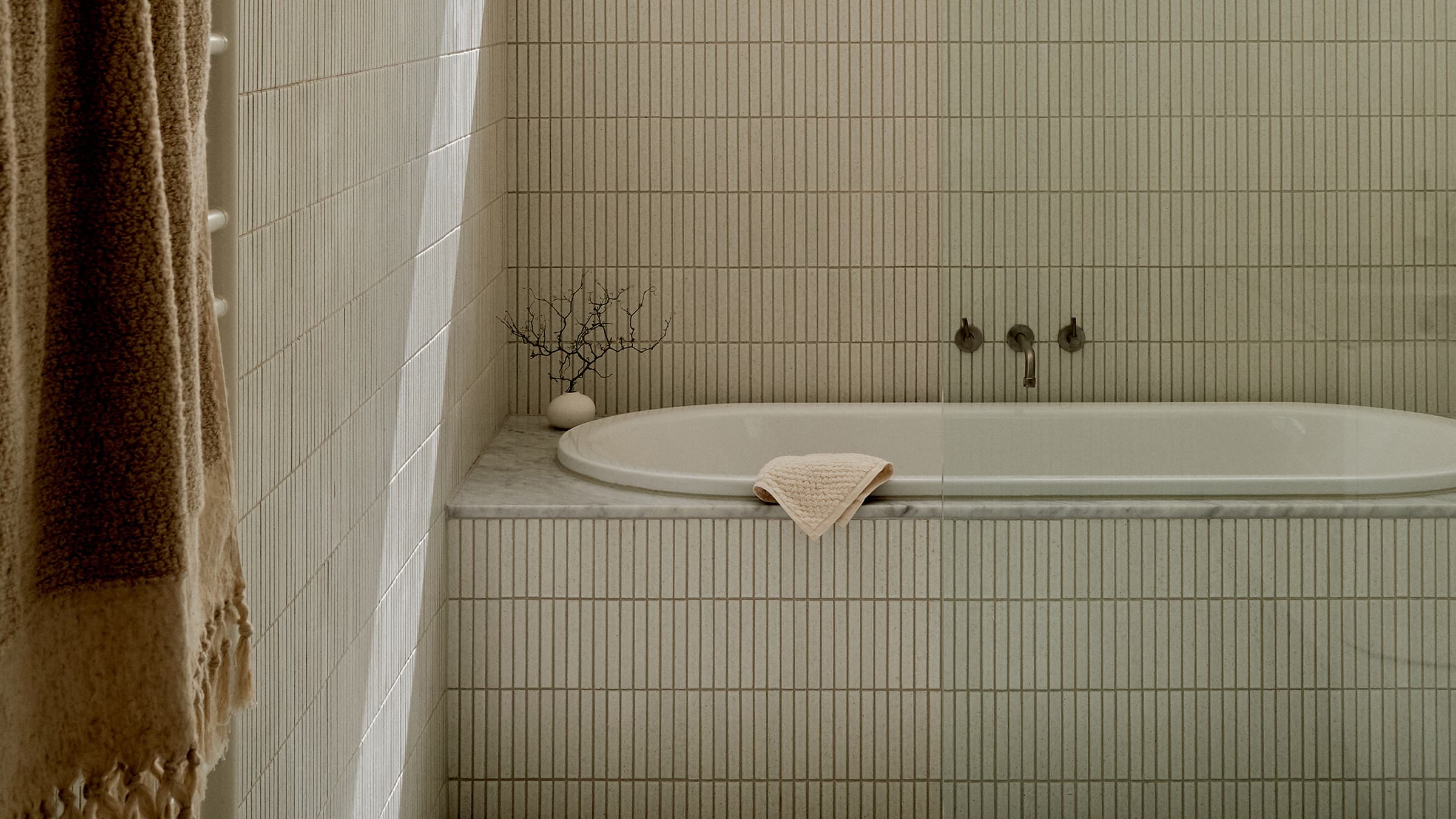 Bianco之家浴室的照片，展示了简约风格的色调 