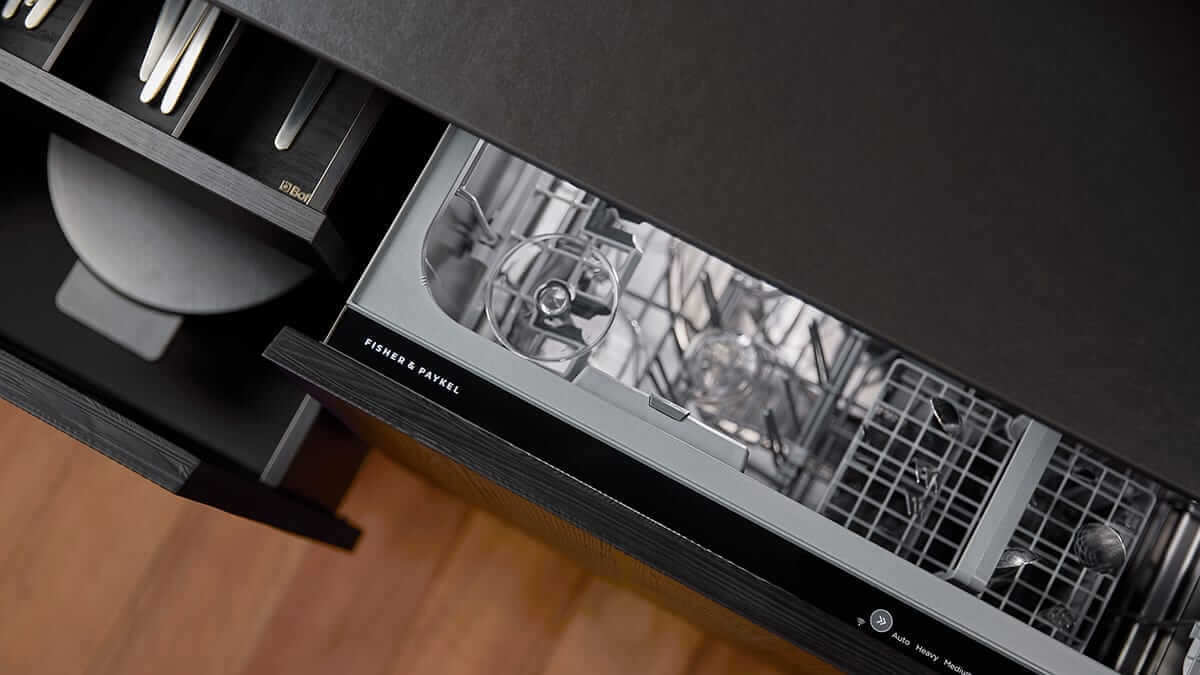 Heat is adjusted to support hygiene, grease removal and drying performance.