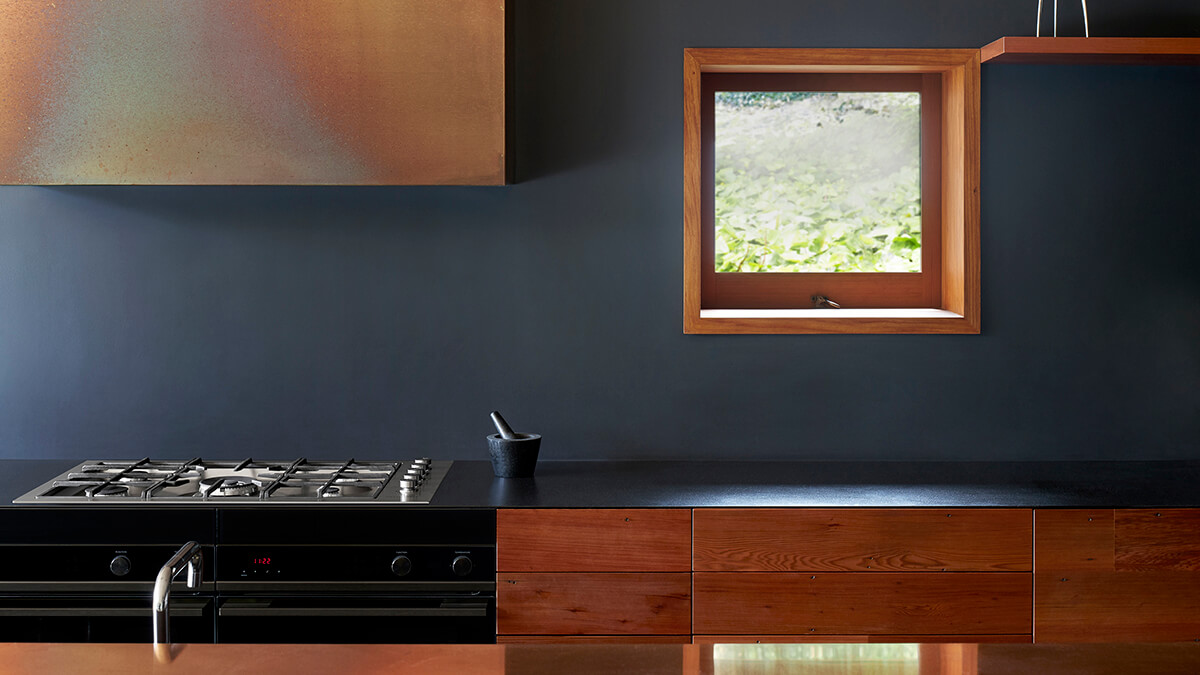 Gas cooktop and integrated rangehood installed in the kitchen