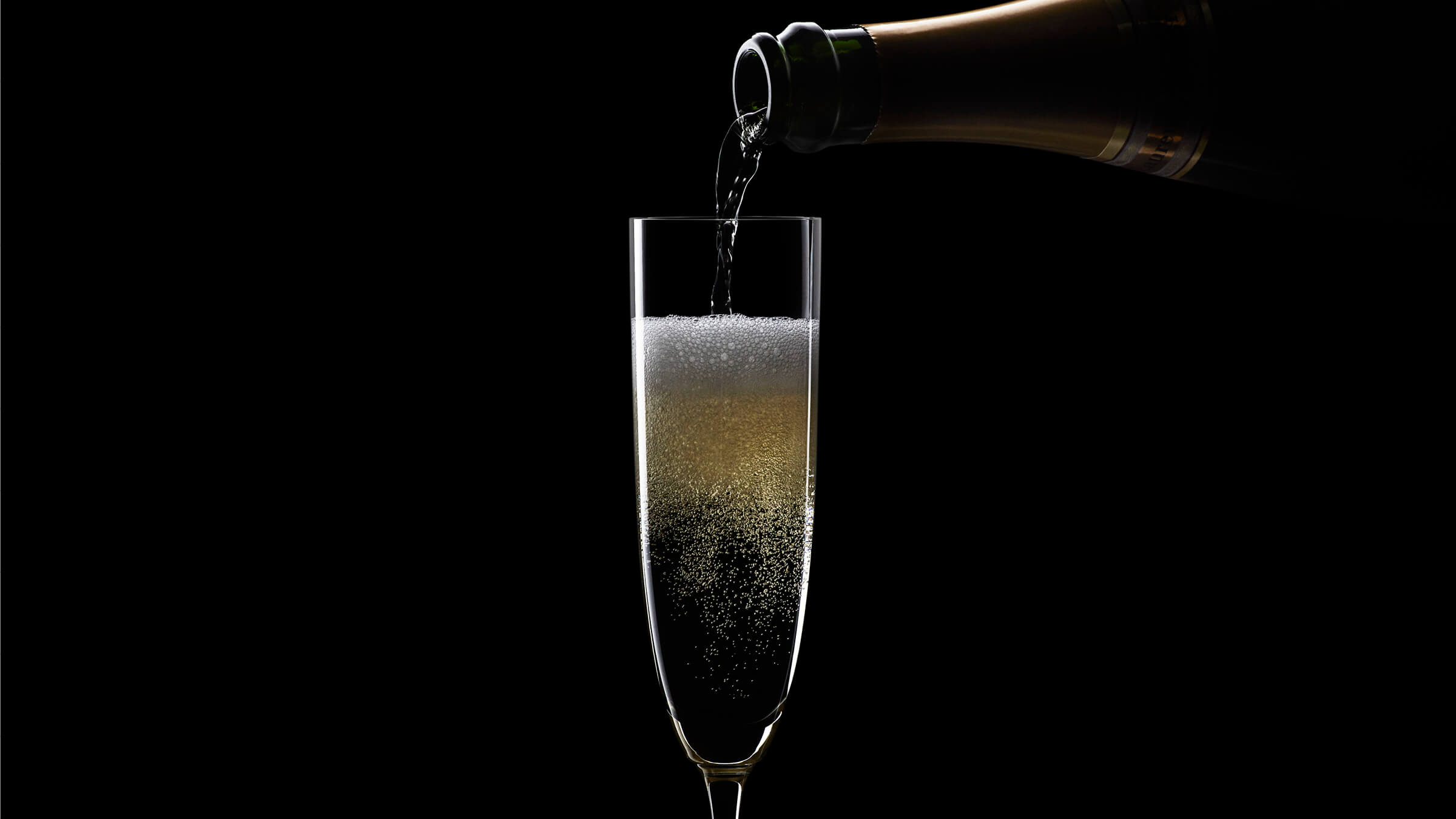 Sparkling wine being poured, showing effervescence preservation