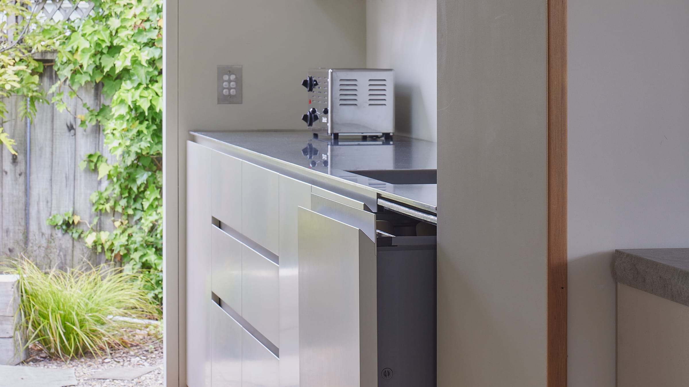 Fisher & Paykel Integrated DishDrawer™ Dishwasher