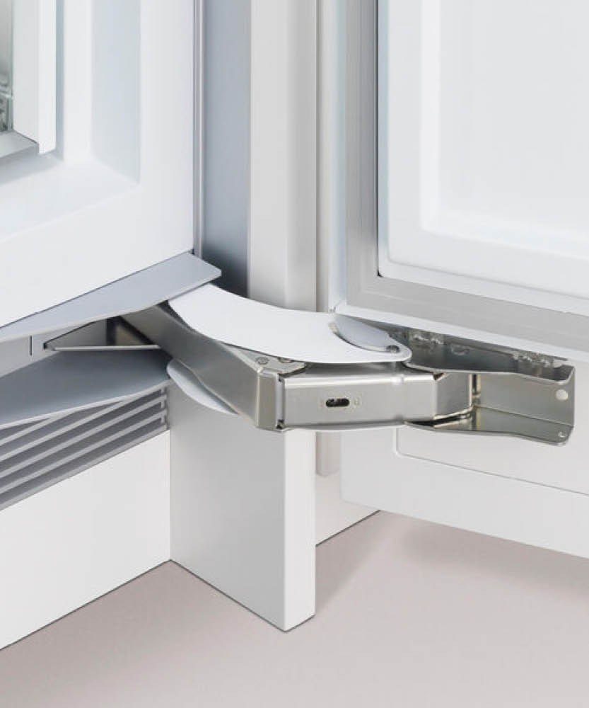 45.7cm 系列 11 嵌入式立式冷冻冰箱，带制冰机 gallery image 1.0